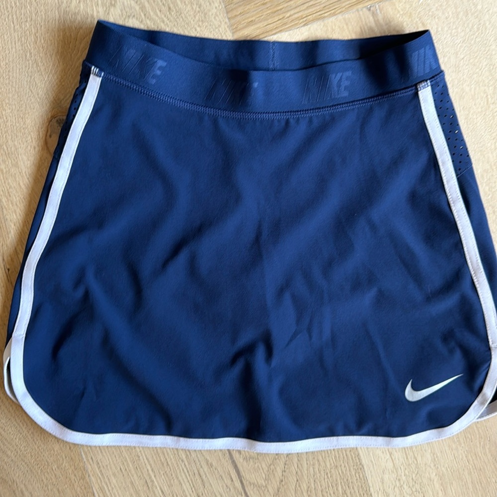 LIKE NEW Nike girls Golf / Tennis skirt, built in shorts and rear single pocket.